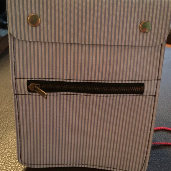 Small pouch for passport I’d card etc . - Picture 1 of 7